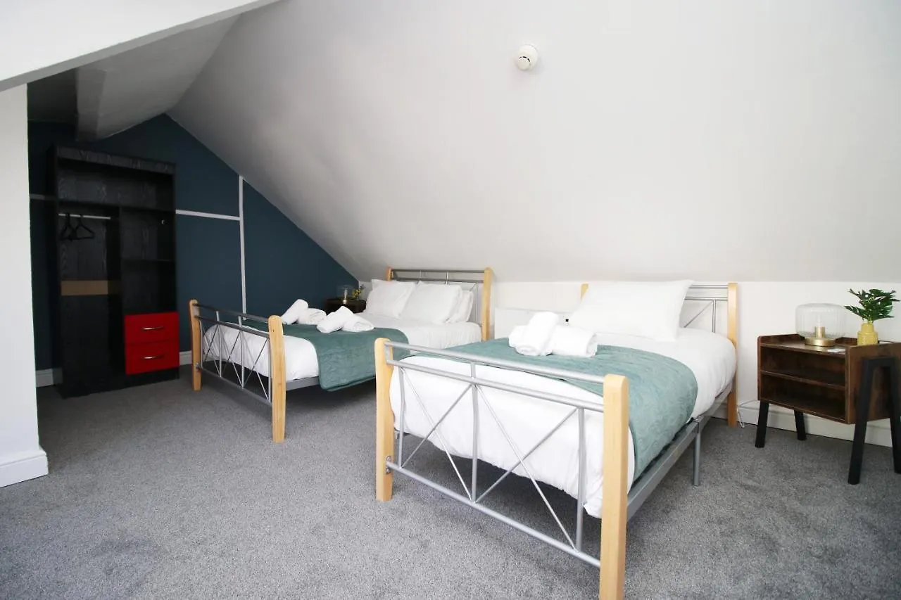 Spacious 5 Bedroom Apartment In Swansea