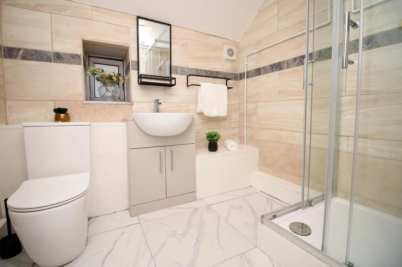 Spacious 5 Bedroom Apartment In Swansea