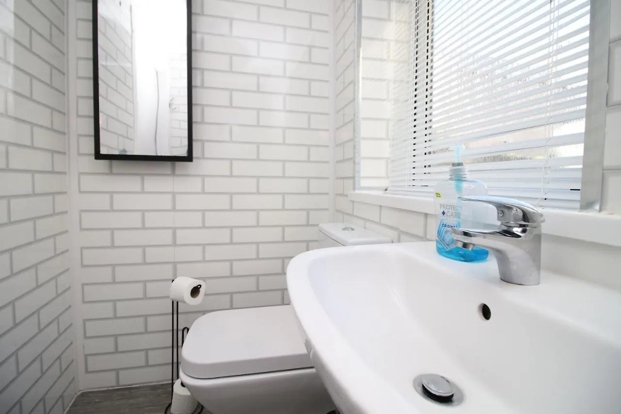 Spacious 5 Bedroom Apartment In Swansea