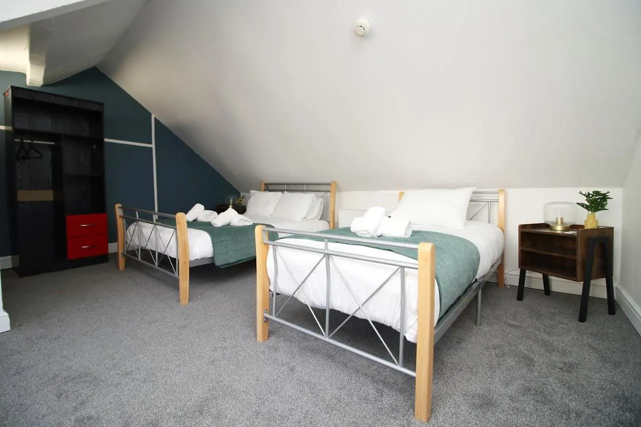 Spacious 5 Bedroom Apartment In Swansea