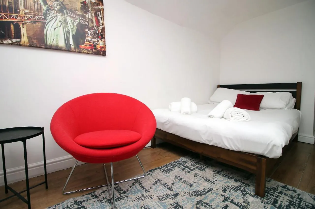 Spacious 5 Bedroom Apartment In Swansea