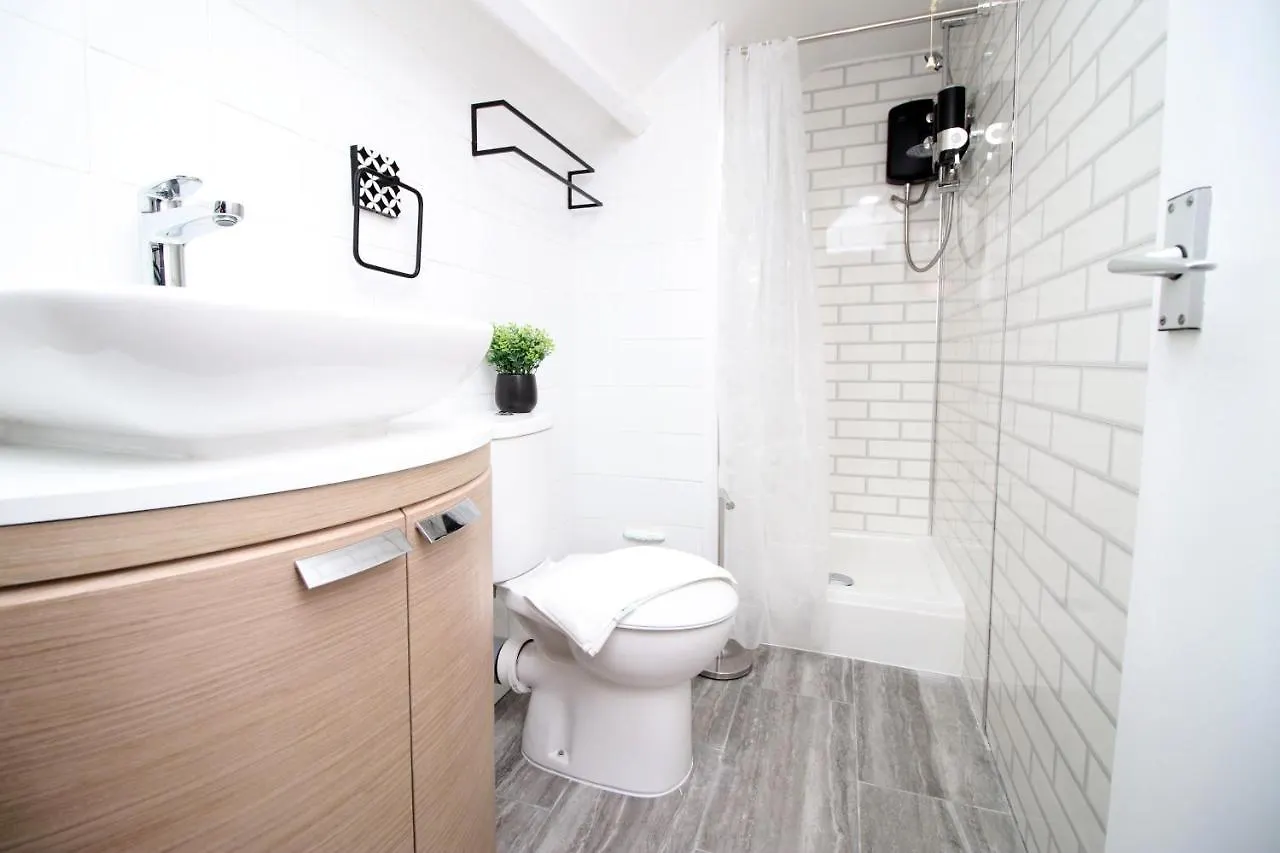 Spacious 5 Bedroom Apartment In Swansea 0*,  United Kingdom